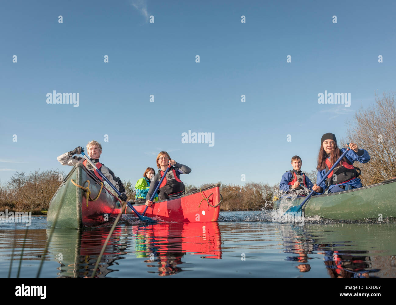 Gruppo di persone in canoa sul fiume Foto Stock