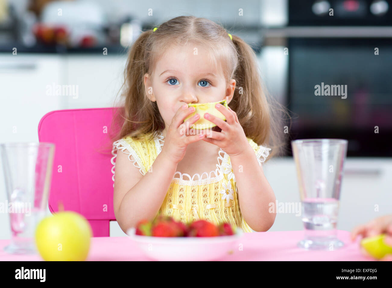 Kid ragazza di mangiare cibo sano a casa Foto Stock