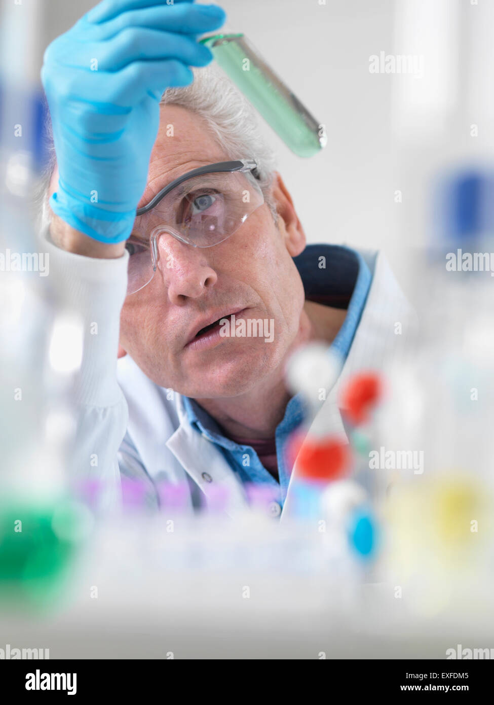 Visualizzazione dello scienziato esperimento di chimica in laboratorio Foto Stock