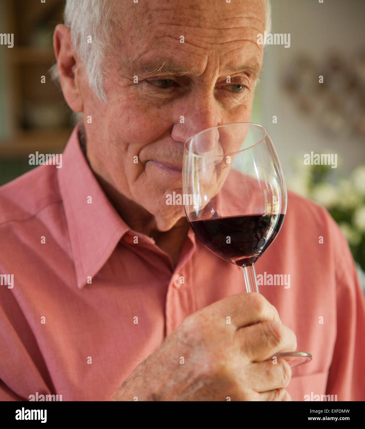L'Uomo odore di aroma di bicchiere di vino rosso Foto Stock