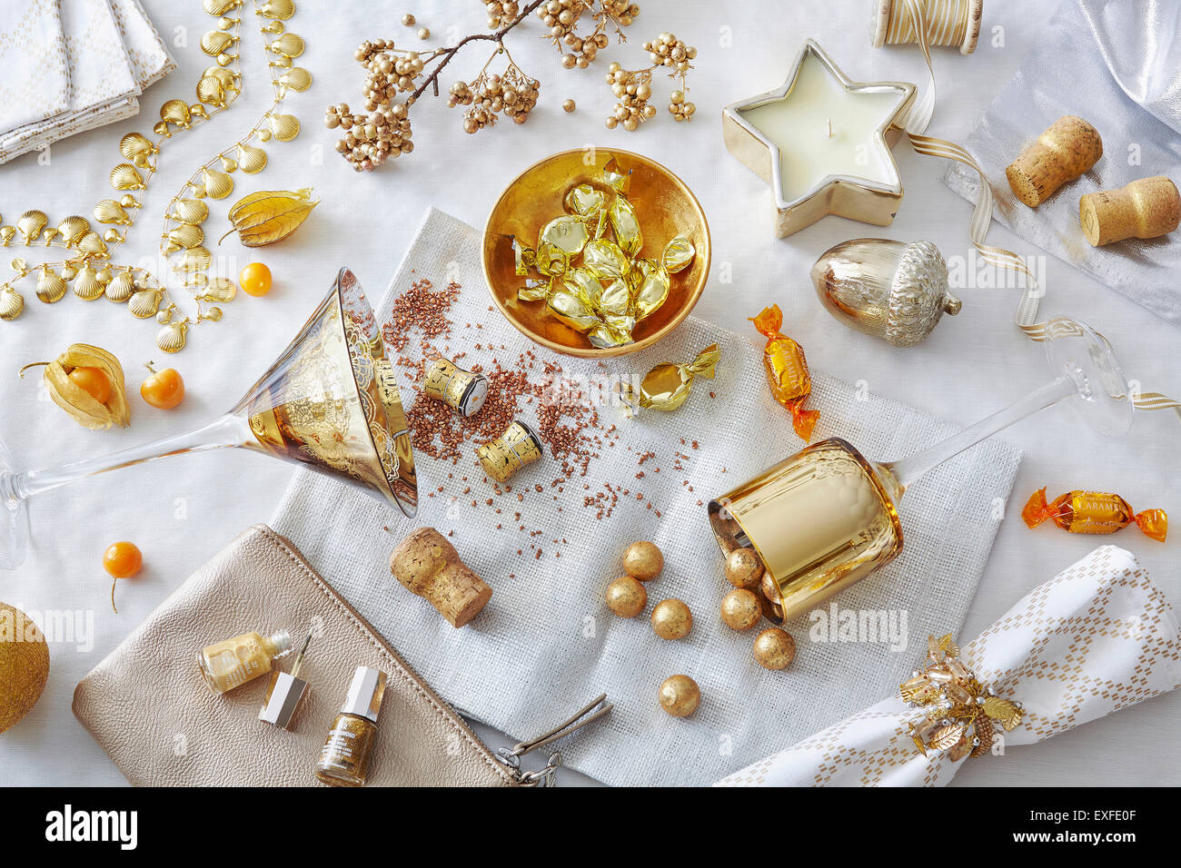 Bianco e oro colorata vita ancora con dolciumi e varietà di oggetti Foto Stock