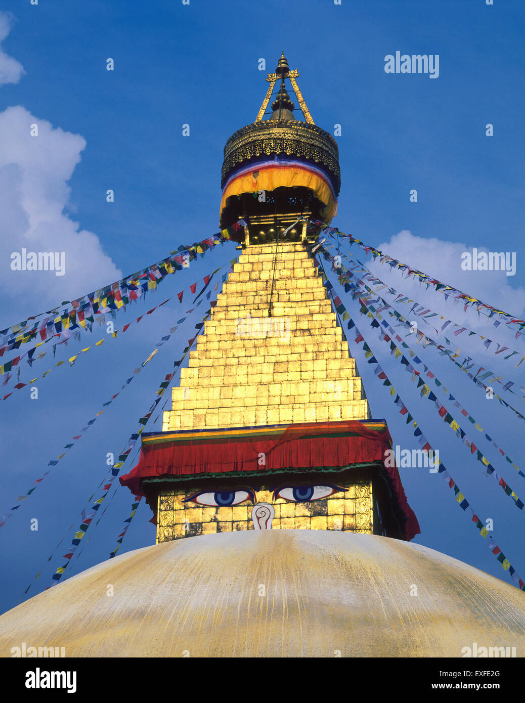 Dettaglio del tetto e bandiere di preghiera sullo Stupa Boudhanath, Kathmandu, Nepal Foto Stock