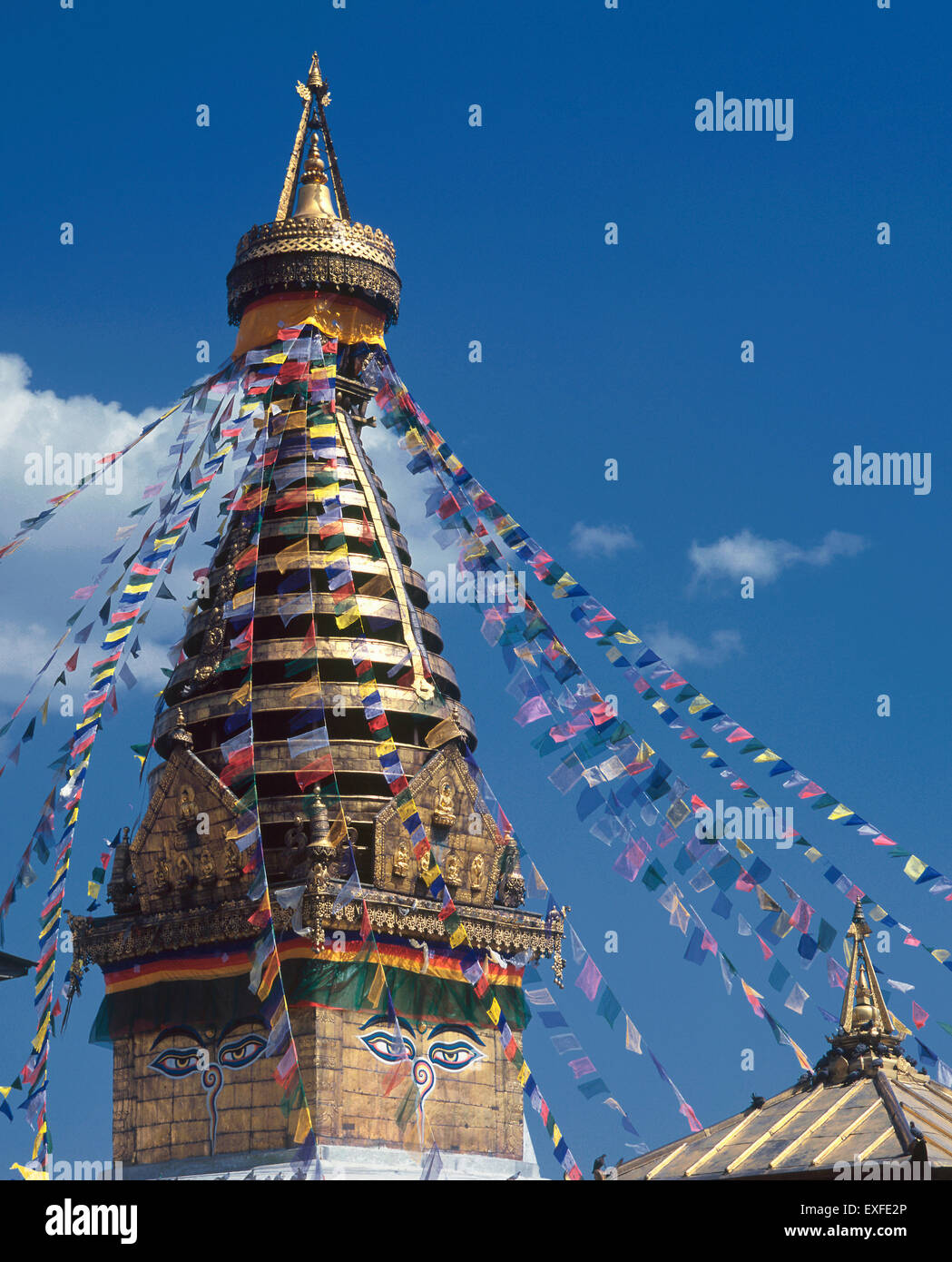 Dettaglio del tetto e la preghiera i flag su lo Stupa di Swayambhunath, Kathmandu, Nepal Foto Stock