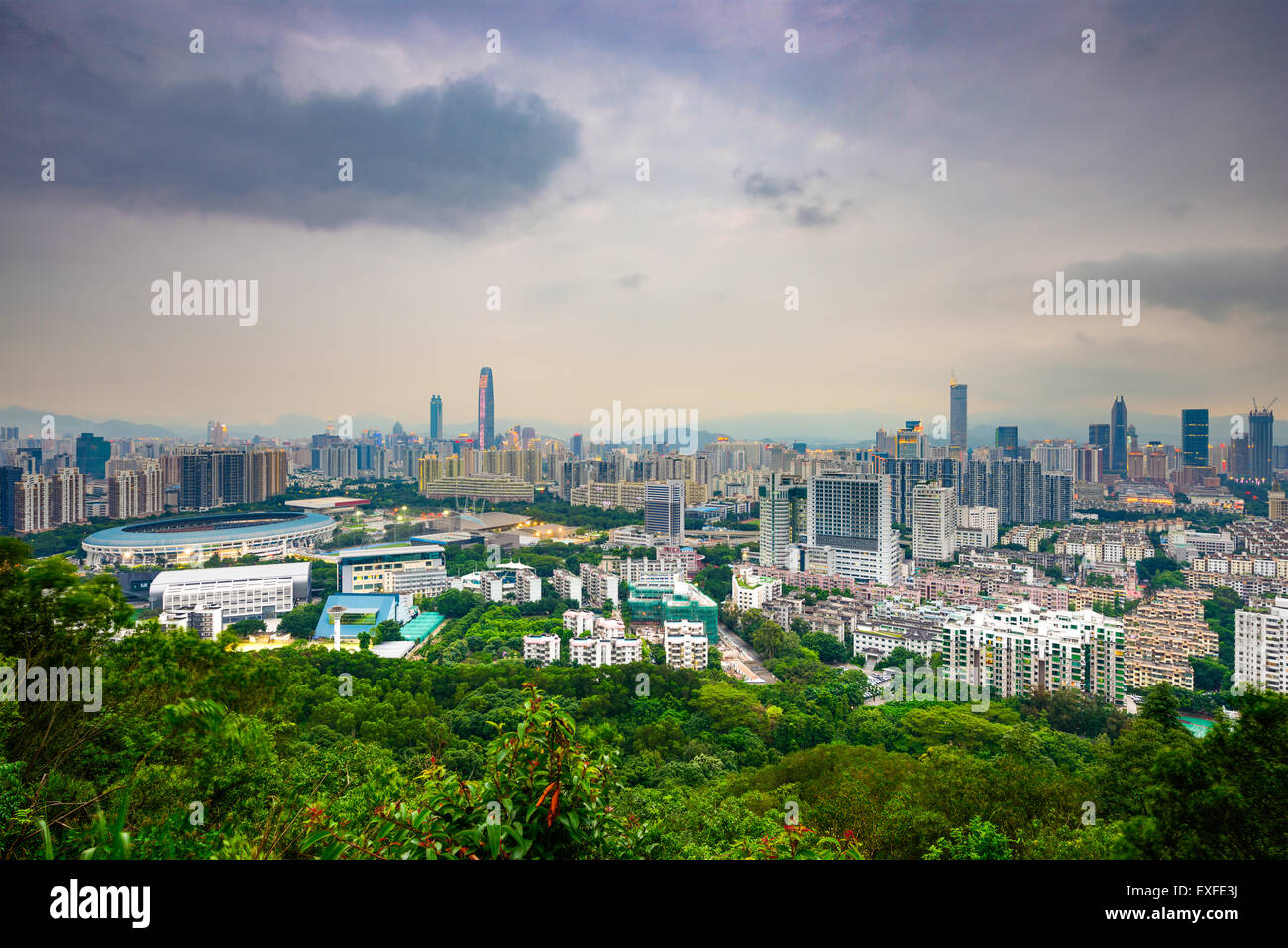 Shenzhen, Cina skyline della città al crepuscolo. Foto Stock
