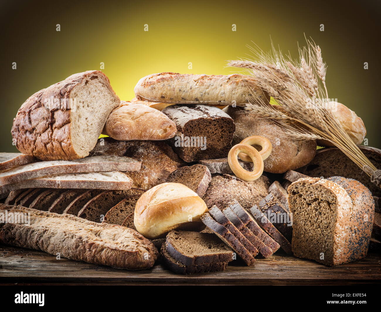 Diversi tipi di pane sulla scrivania in legno. Foto Stock