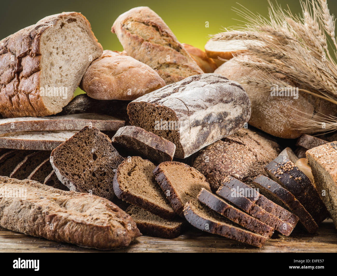 Diversi tipi di pane. Sfondo di cibo. Foto Stock