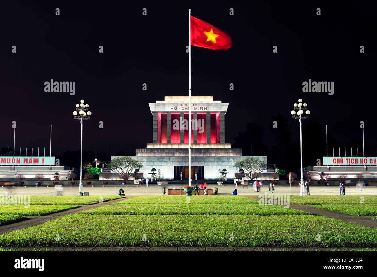 Vista del mausoleo di Ho Chi Minh durante la notte ad Hanoi, Vietnam. Foto Stock
