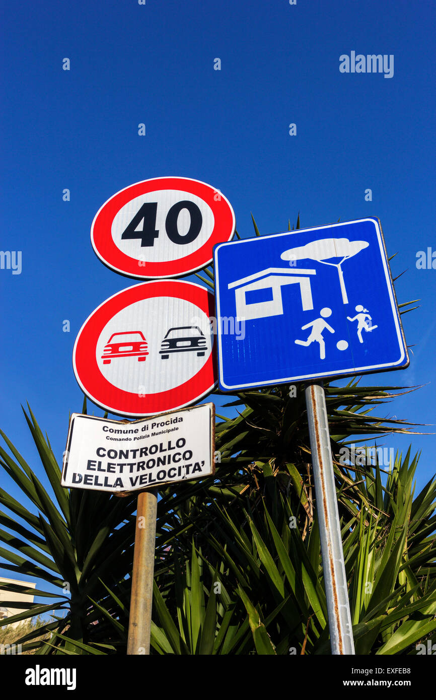 I cartelli stradali in Procida in Italia Foto Stock