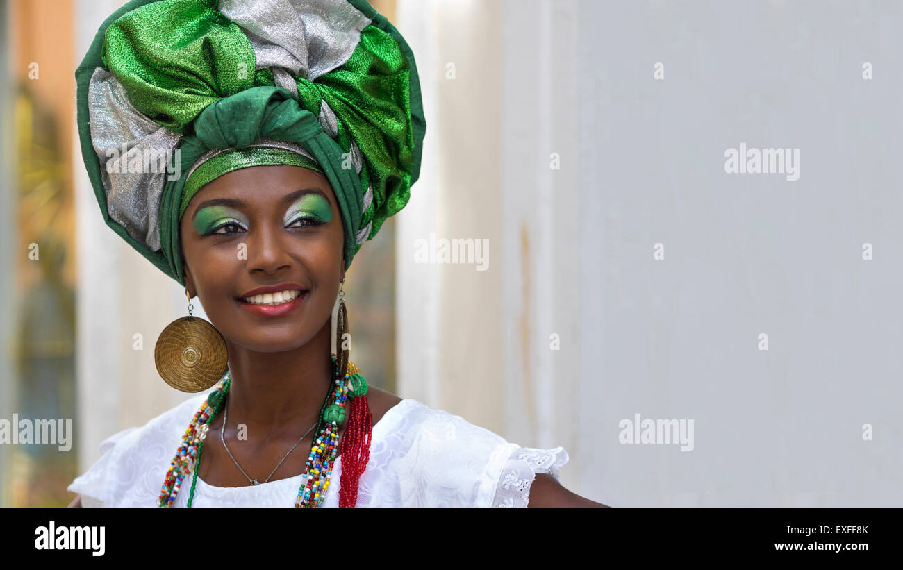 Baiana, sorridente donna brasiliana della discesa africana, indossando costumi tradizionali in Pelourinho, Salvador, Bahia, Brasile. Foto Stock