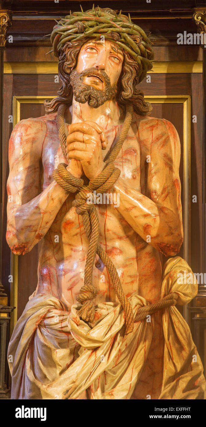 GRANADA, Spagna - 29 Maggio 2015: Il torturato Gesù Cristo in Bond statua in chiesa Iglesia de los Santos Justo y Pastor. Foto Stock