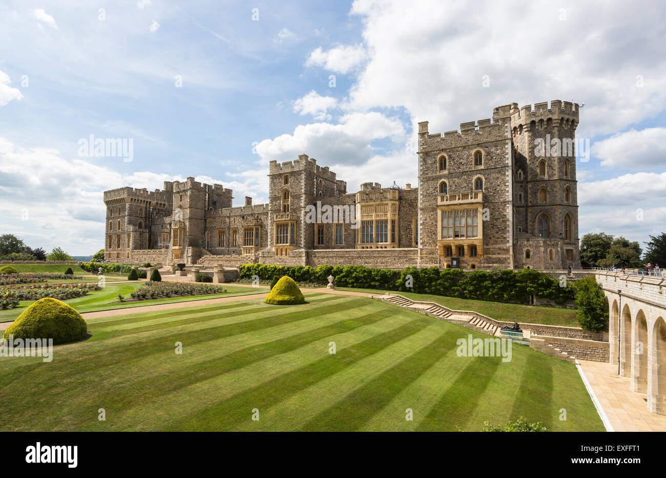 Royal English sightseeing: Vista del Castello di Windsor in Inghilterra, con prati e giardini, Principe di Galles la torre e la torre di Brunswick, su una soleggiata giornata estiva Foto Stock