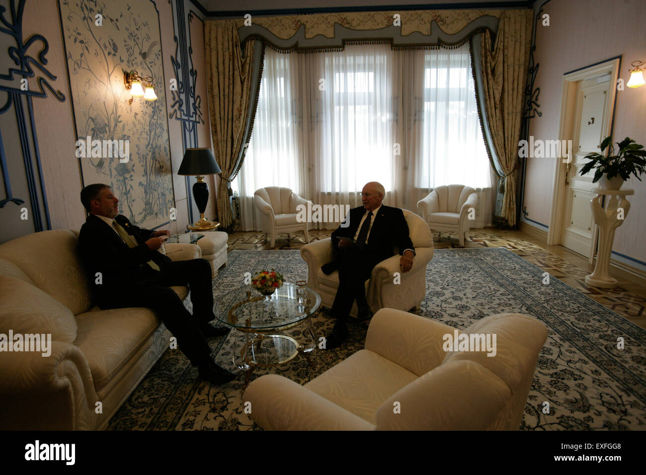 Il vice presidente Cheney parla con David Addington presso la casa Foto Stock