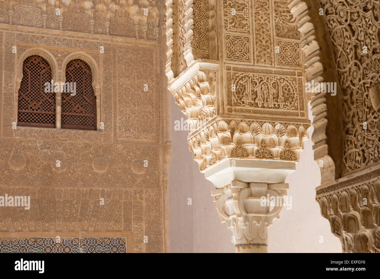 GRANADA, Spagna - 30 Maggio 2015: il dettaglio della colonna in Nasrid palace e Corte dei leoni. Foto Stock