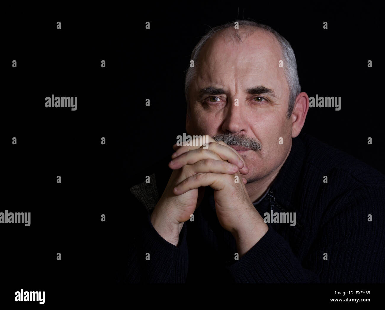 Ritratto di un riflessivo uomo caucasico Foto Stock