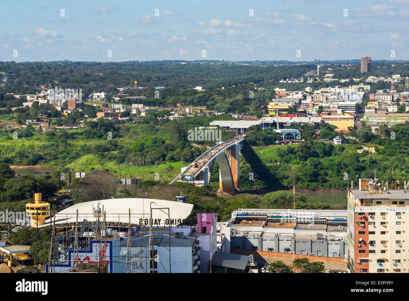 Vista aerea di veicoli attraversando il ponte di amicizia, il collegamento di Foz do Iguacu, Brasile, di Ciudad del Este, Paraguay. Foto Stock