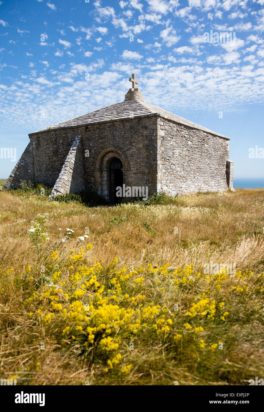 St Aldhelm la Cappella è una struttura appoggiato sulle scogliere di St Aldhelm la testa nel Dorset costruito per resistere a gale force venti Foto Stock