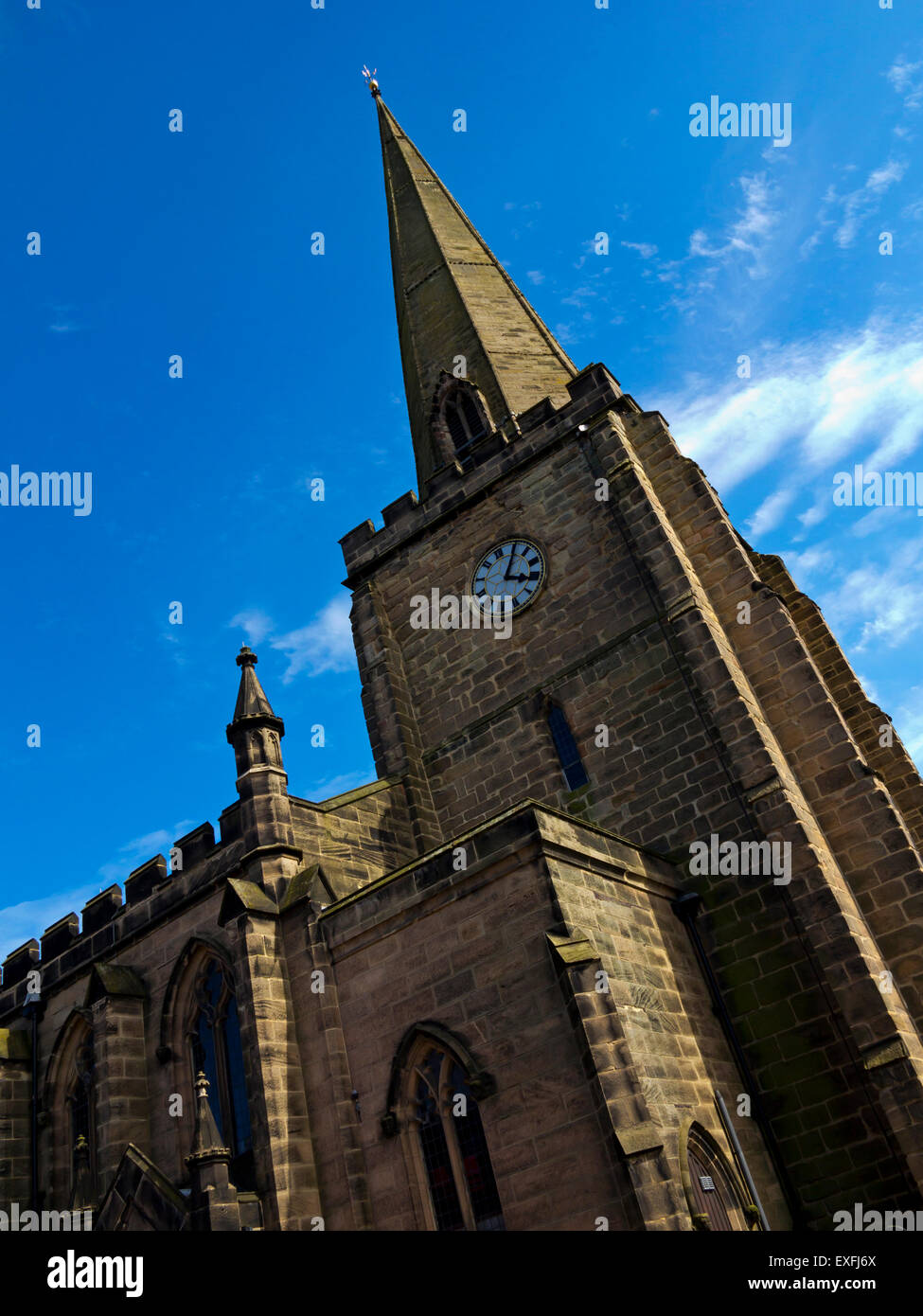 La Chiesa Parrocchiale di Santa Maria Vergine in Uttoxeter Staffordshire REGNO UNITO Inghilterra costruito 1877 con xv secolo guglia Foto Stock