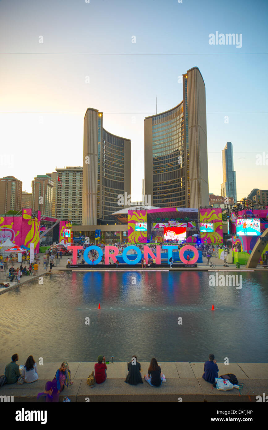 TORONTO, Canada-luglio 9,2015: Il nuovo segno di Toronto in Nathan Phillips Square celebrando la PanAm giochi, il nuovo Municipio sul retro. Fase sono stati montati a tenuta una costante partito chiamato Panamania Foto Stock