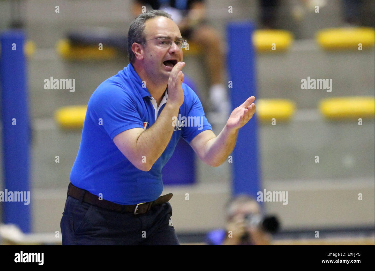 Lignano Sabbiadoro, Italia. 13 Luglio, 2015. :Italia's Head Coach Stefano Sacripanti durante il secondo turno basket match tra Italia e Serbia della U20 Campionati Europei Maschili 2015 nella Pala Getur sports hall di Lignano lunedì 13 luglio 2015. Credito: Andrea Spinelli/Alamy Live News Foto Stock