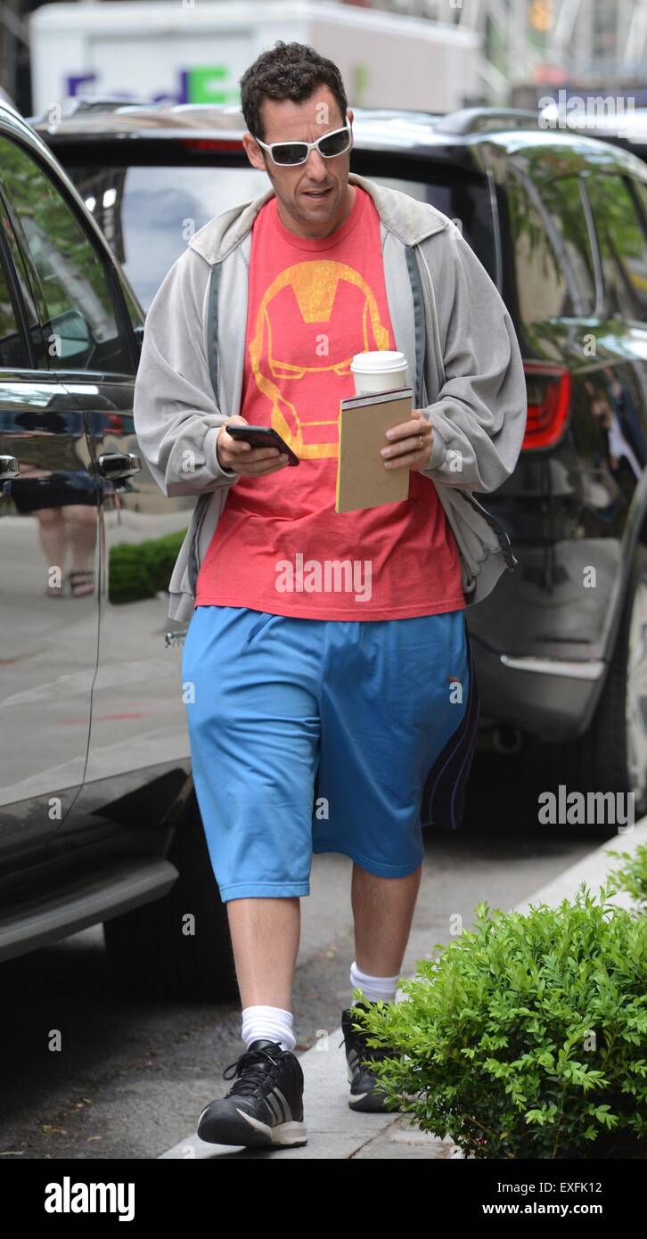 Adam Sandler portante una bevanda calda e overdressed su una calda giornata  nella città di New York con: Adam Sandler dove: Manhattan, New York, Stati  Uniti quando: 12 Maggio 2015 Foto stock - Alamy