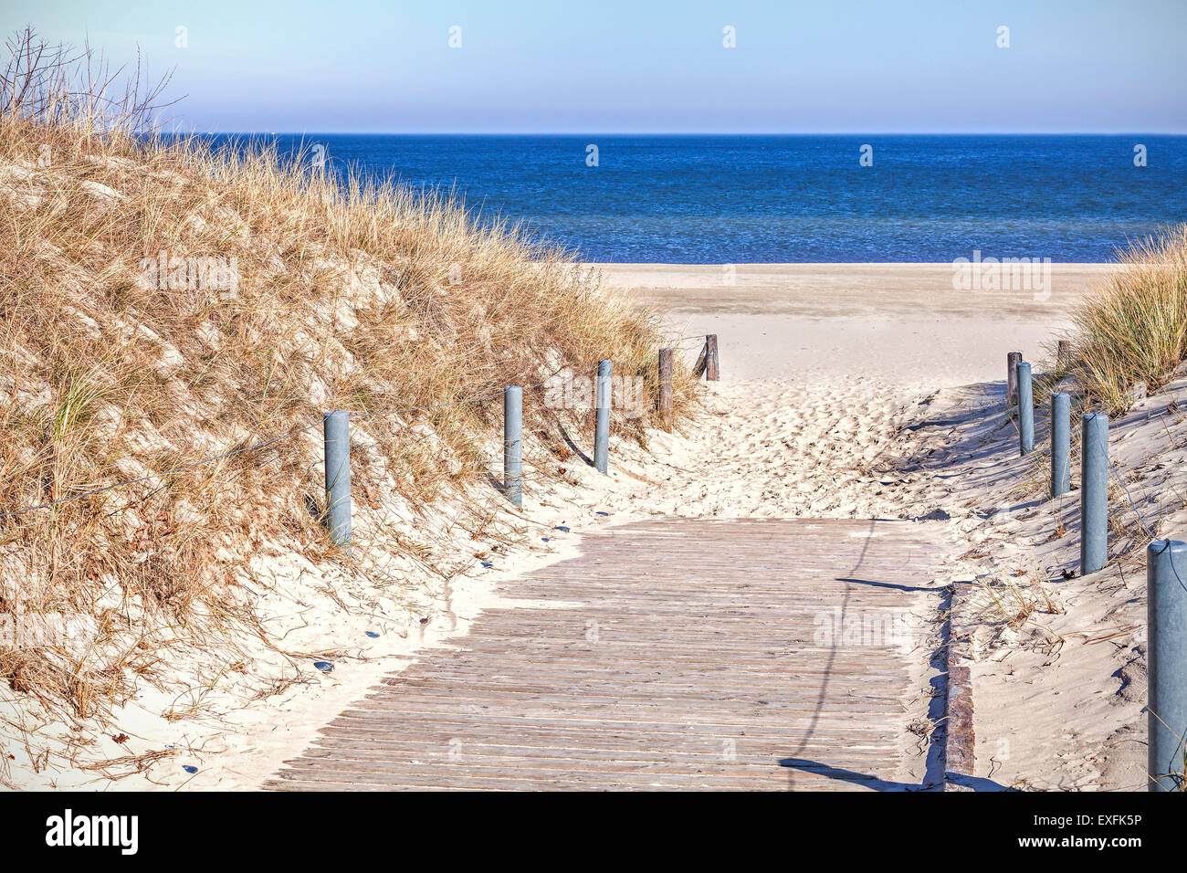 Di legno sentiero di sabbia della spiaggia. Foto Stock