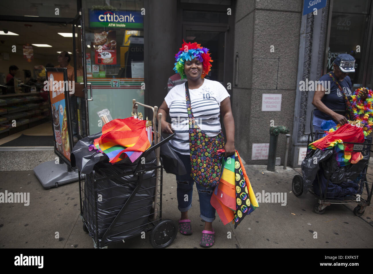 Venditore ambulante di souvenir all'annuale Gay Pride Parade di Manhattan, New York. 2015: l'anno la Corte suprema degli Stati Uniti ha legalizzato il matrimonio gay Foto Stock