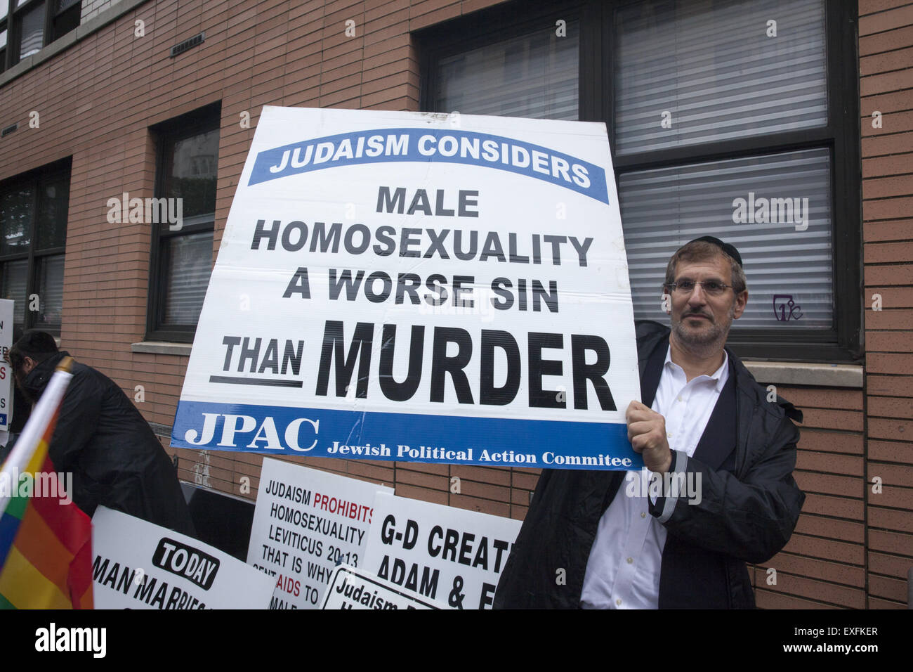 Gli ebrei ortodossi e pagato il giorno messicano lavoratori pagati a rappresentarli protesta vita Gay al Gay Pride Parade di Manhattan, New York. Foto Stock