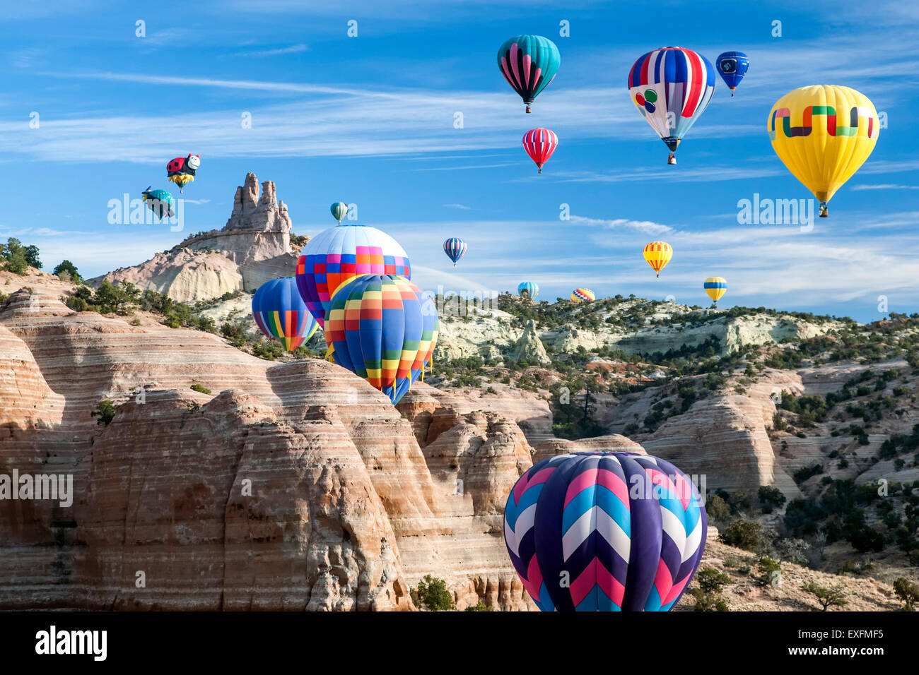 I palloni ad aria calda e chiesa Rock, Massa Ascensione, Red Rock Rally a palloncino, Gallup, Nuovo Messico USA Foto Stock