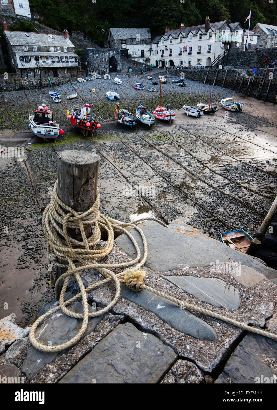 I posti barca si ancorato ad un palo di legno sulla banchina di Clovelly villaggio sulla North Devon Coast Foto Stock