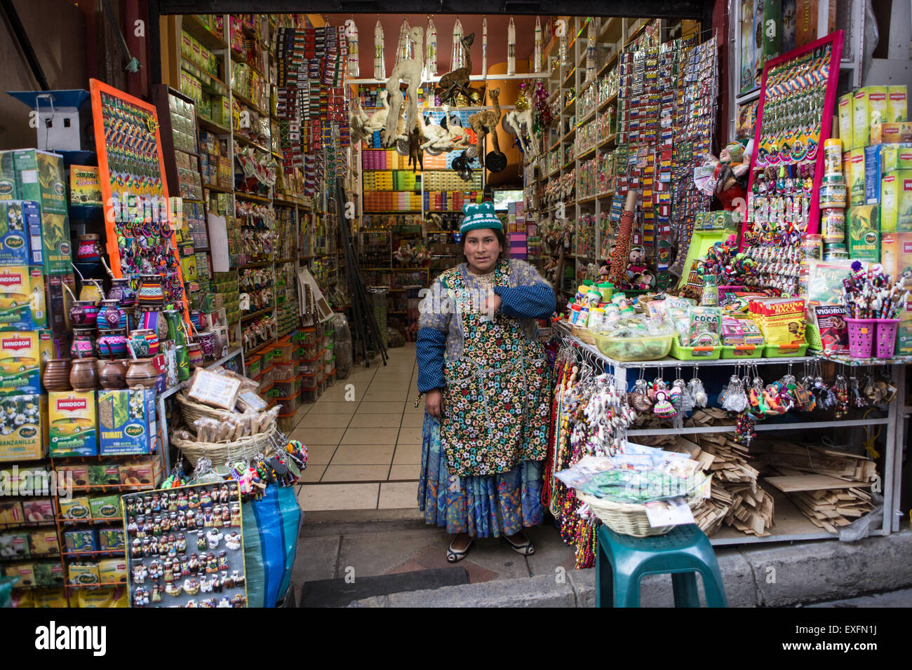 Cholita nel mercato delle streghe di la paz Foto Stock