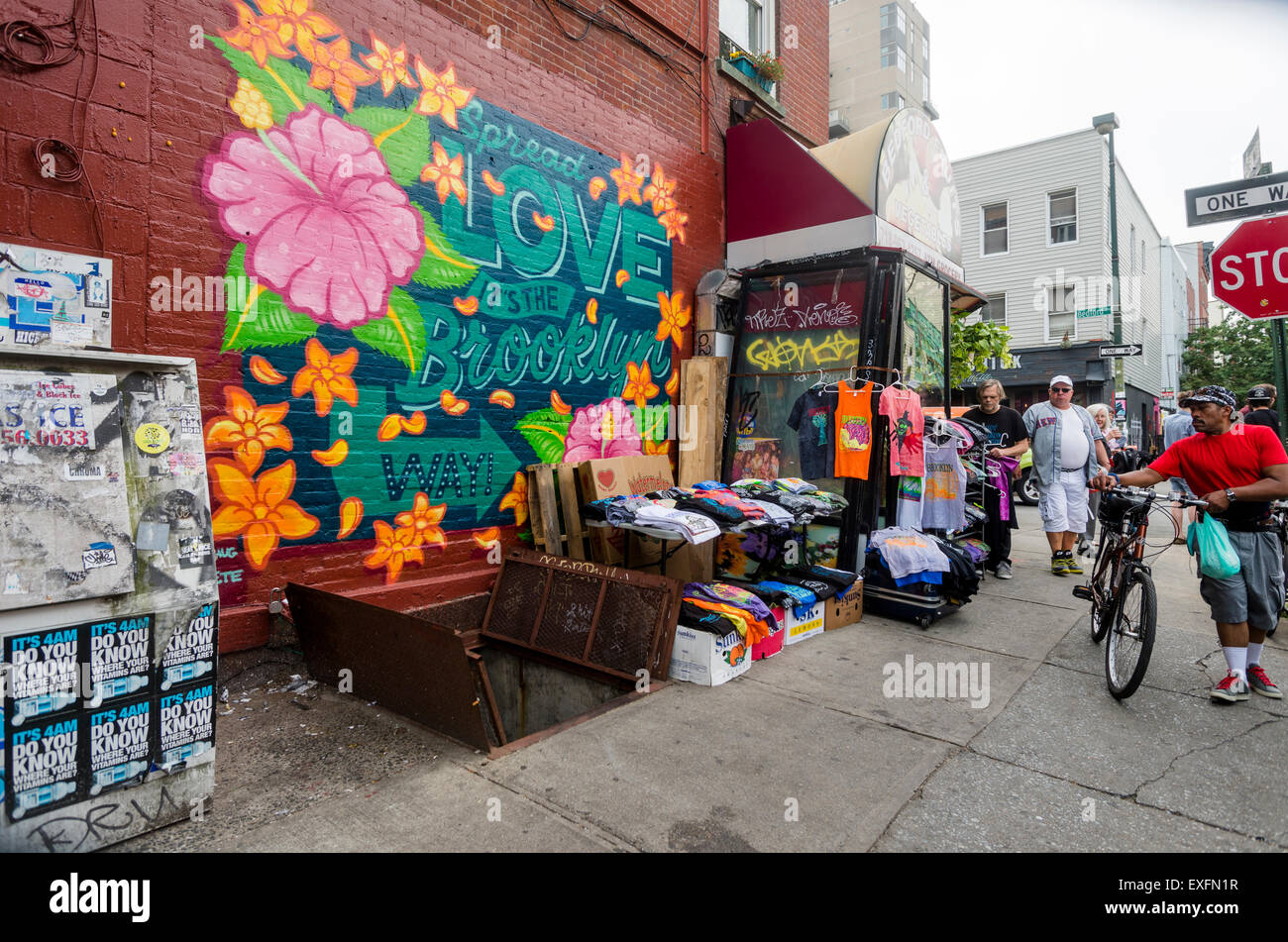 Brooklyn, New York - 12 luglio 2015 Williamsburg scene di strada vicino a Bedford Avenue ©Stacy Rosenstock Walsh/Alamy Foto Stock