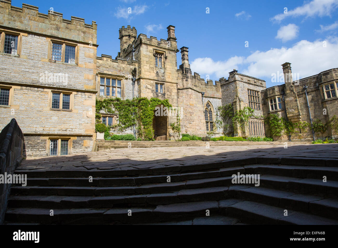 Cortile interno e ingresso a Haddon Hall casa ancestrale dei duchi di Rutland - nel Derbyshire Regno Unito Foto Stock