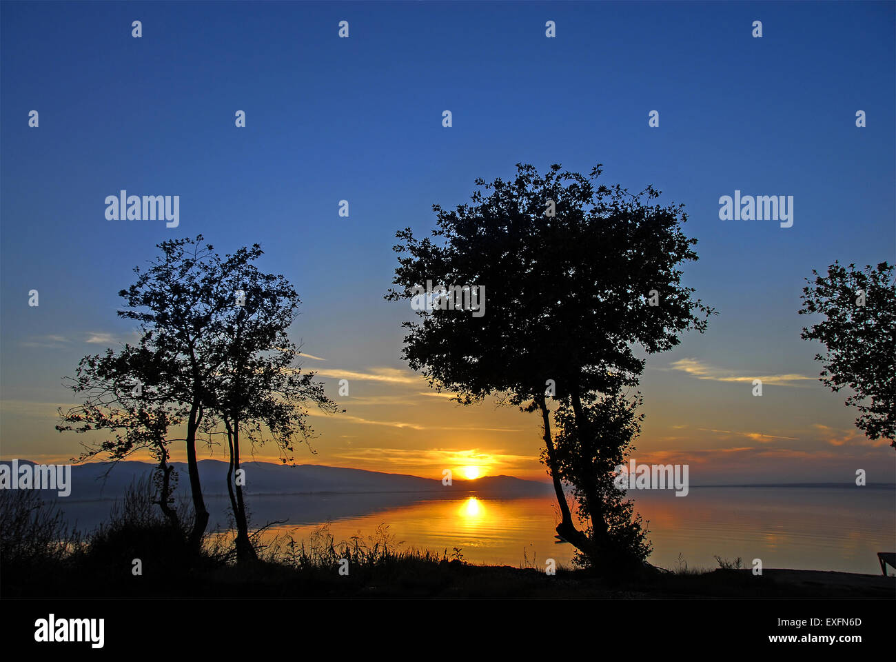 Vista panoramica sul lago di Trihonida al tramonto, nella regione Aetoloacarnania, Grecia Foto Stock