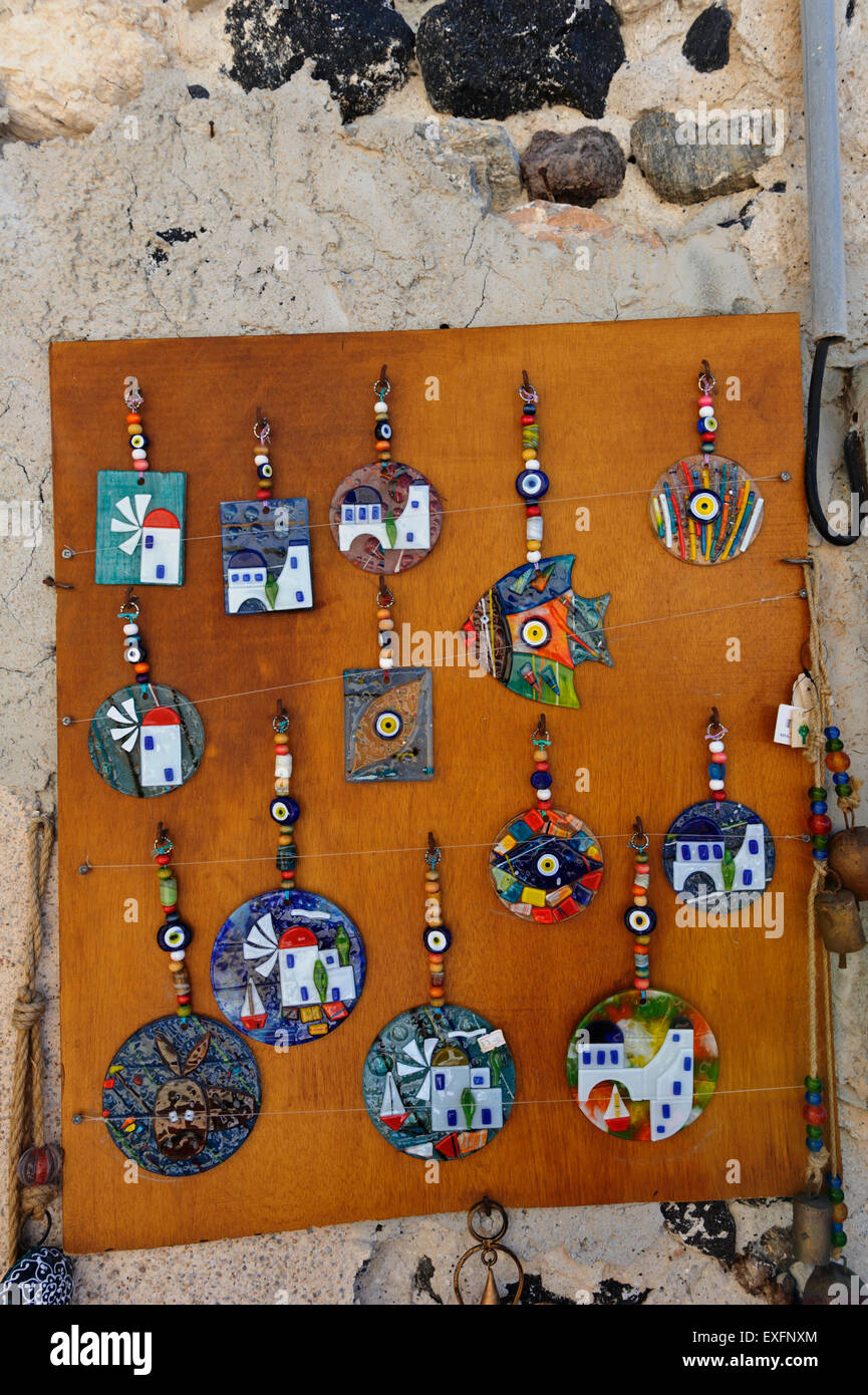 Una selezione di memorabilia in vendita a Santorini, Grecia. Foto Stock