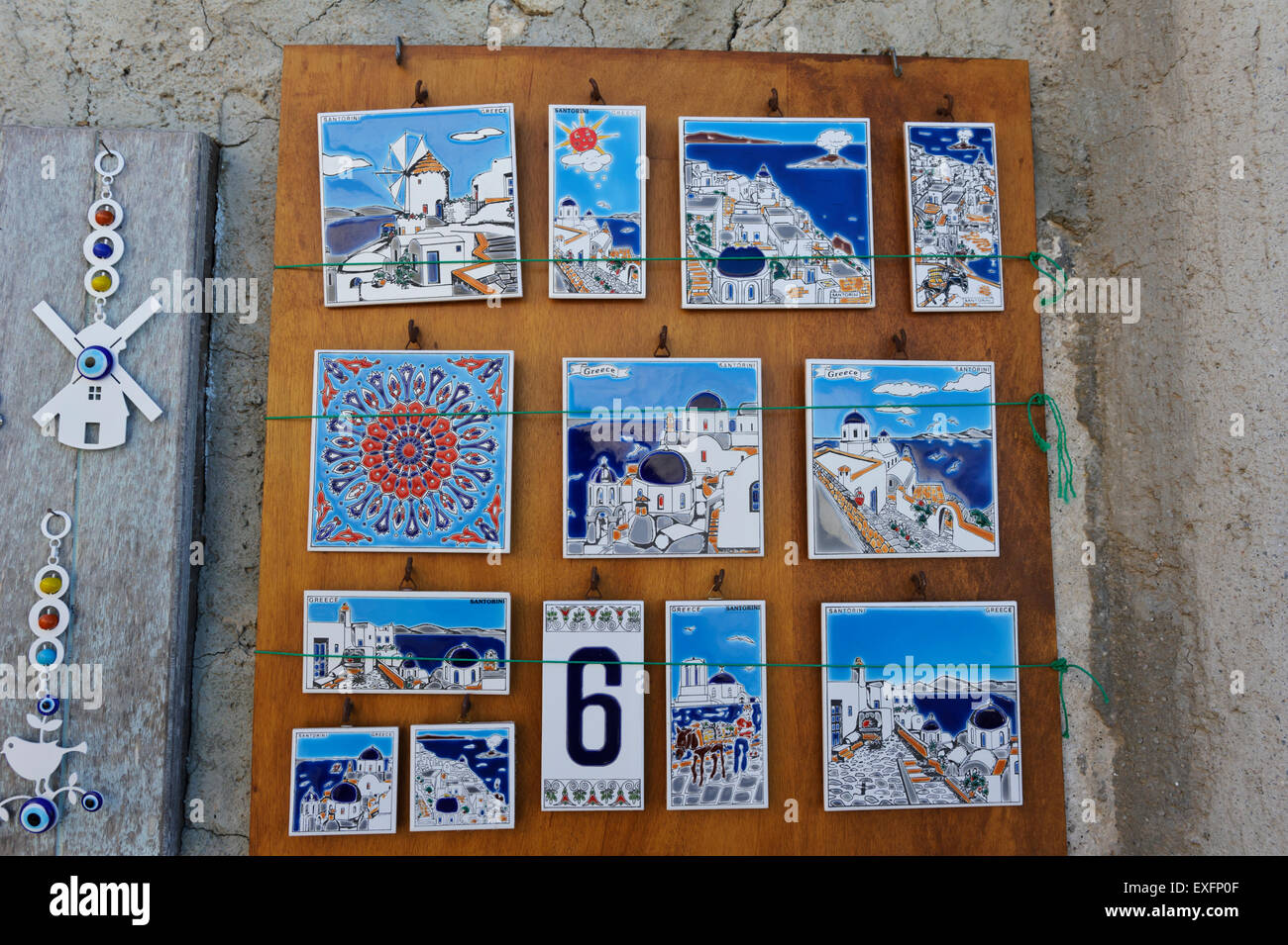 Una selezione di memorabilia in vendita a Santorini, Grecia. Foto Stock