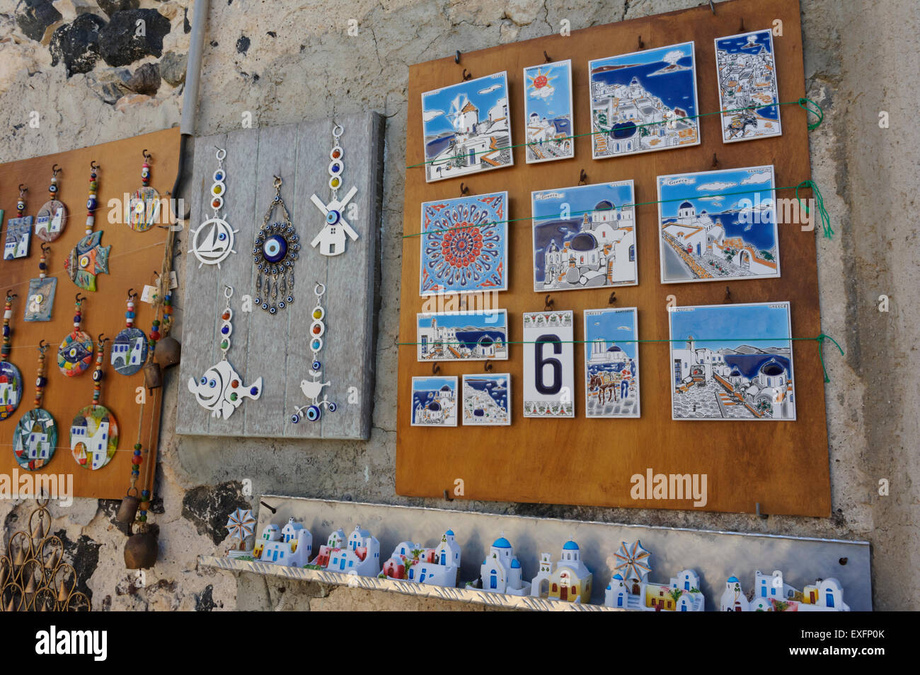 Una selezione di memorabilia in vendita a Santorini, Grecia. Foto Stock