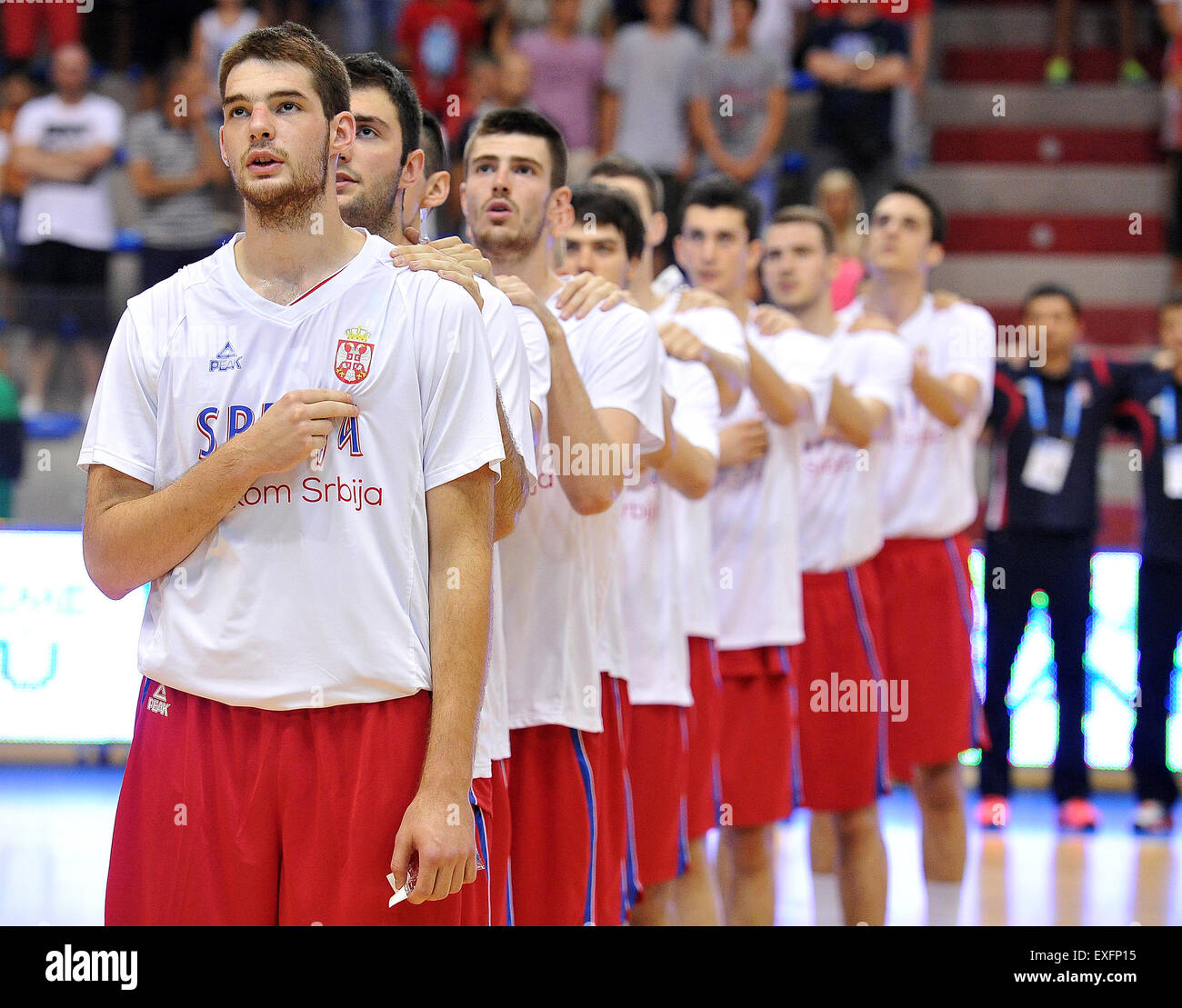 Lignano Sabbiadoro, Italia. 13 Luglio, 2015. La Serbia il giocatori cantando l'inno nazionale prima che la U20 FIBA europeo campionato di pallacanestro degli uomini. Luglio 13, 2015. foto Simone Ferraro/Alamy Live News Foto Stock