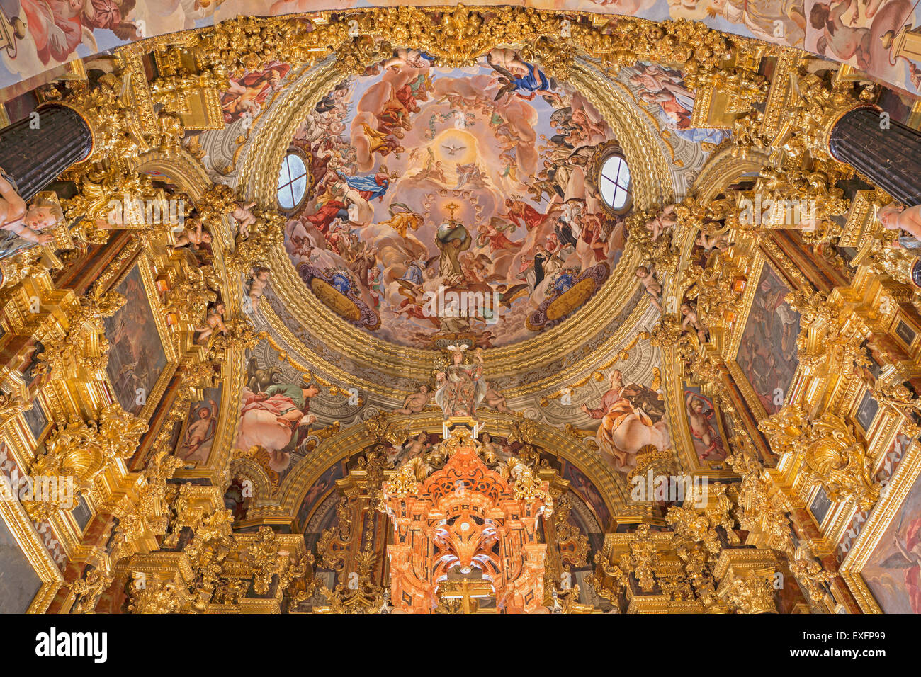 GRANADA, Spagna - 31 Maggio 2015: santuario barocco (Sancta Sanctorum) nella chiesa Monasterio de la Cartuja con un affresco di San Foto Stock