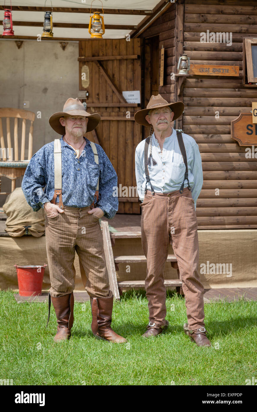 Uomini vestiti in 'wild west' costume tipico del XIX secolo negli Stati Uniti. Le persone sono wild west re-enactors, England Regno Unito Foto Stock