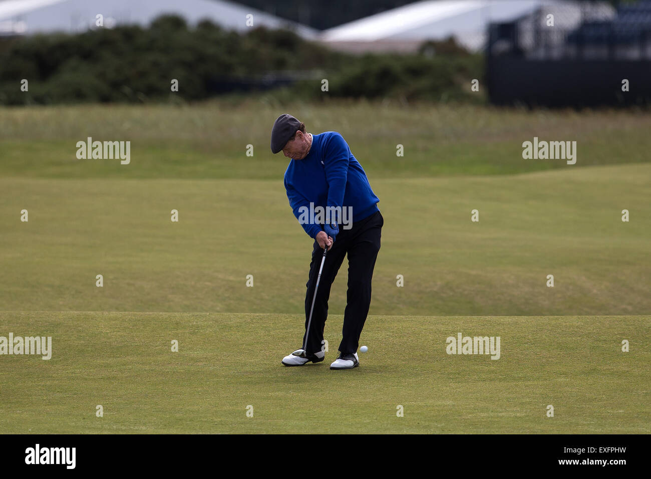 12.07.2015 L'Old Course, St Andrews Fife, Scozia cinque volte campione aperto Tom Watson sul quinto fairway durante prove libere del round per la 144Open di Golf Foto Stock