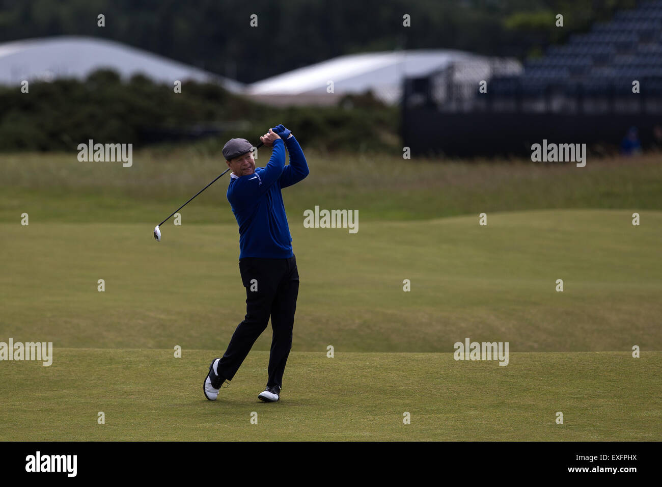 12.07.2015 L'Old Course, St Andrews Fife, Scozia cinque volte campione aperto Tom Watson sul quinto fairway durante prove libere del round per la 144Open di Golf Foto Stock