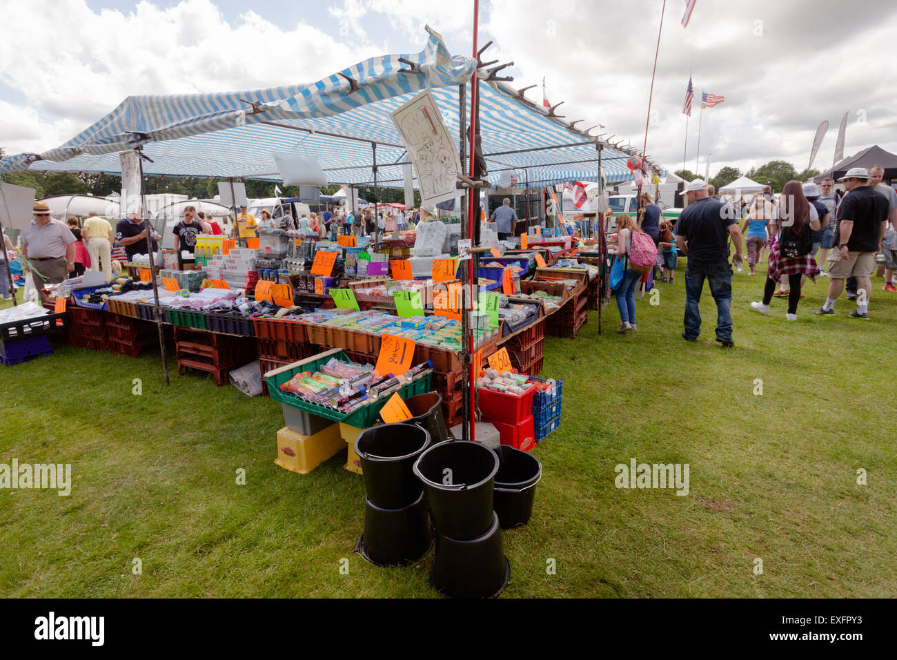 Mercato all'aperto in stallo presso un Classic Car Show, la vendita di parti di ricambio per automobili e strumenti, REGNO UNITO Foto Stock