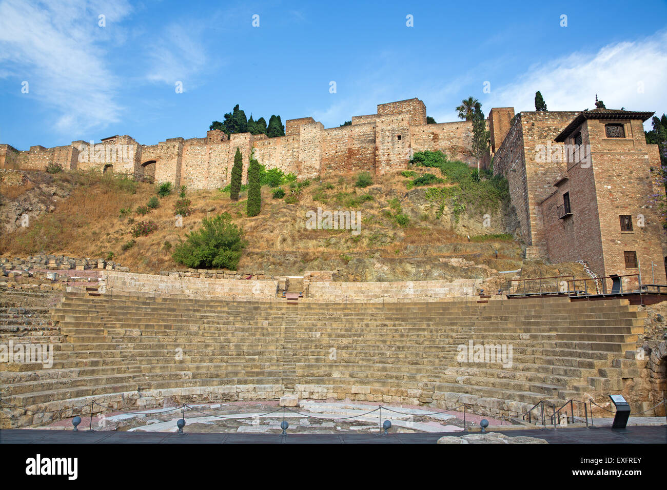 Malaga - Le rovine di Roma amfiteater (Anfiteatro de Malaga) al tramonto Foto Stock