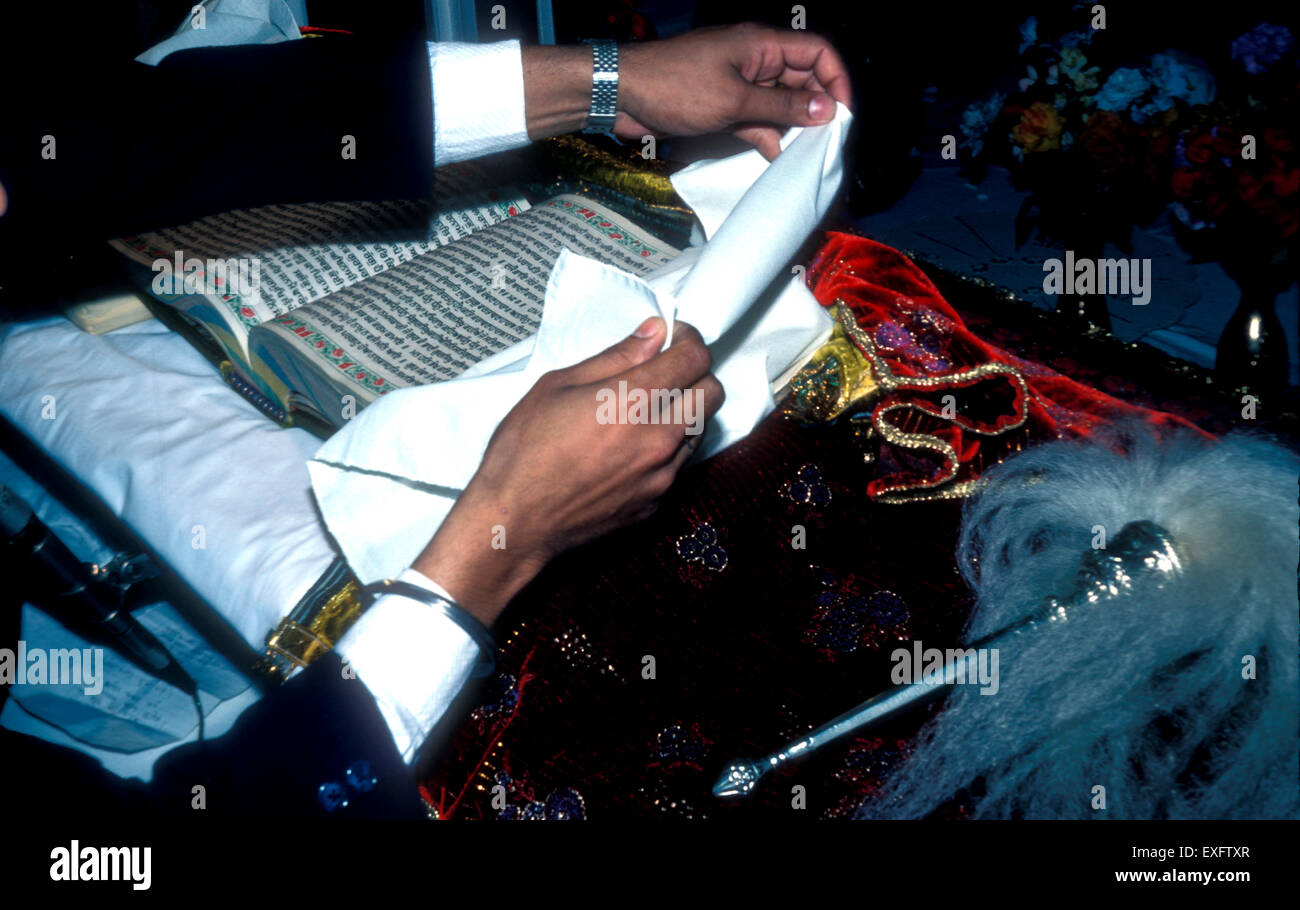 Tenendo il romalla off sacro Guru Granth Sahib in un Gurdwara Sikh Foto Stock