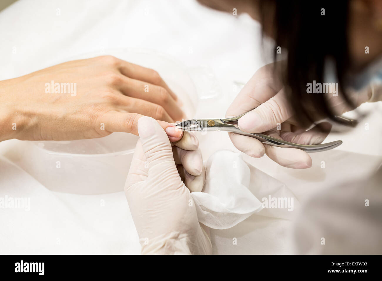Processo di manicure in un salone di bellezza Foto Stock