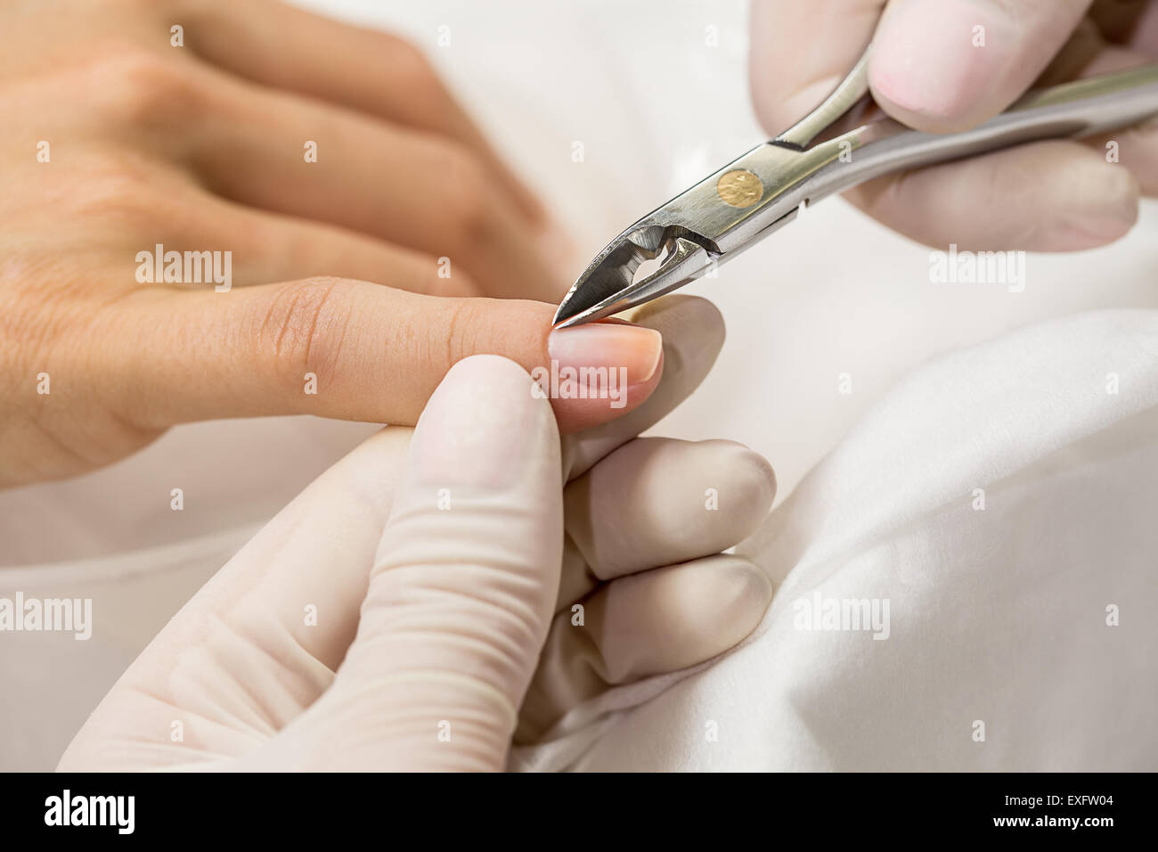 Processo di manicure in un salone di bellezza Foto Stock