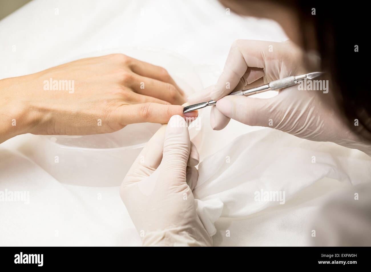 Processo di manicure in un salone di bellezza Foto Stock