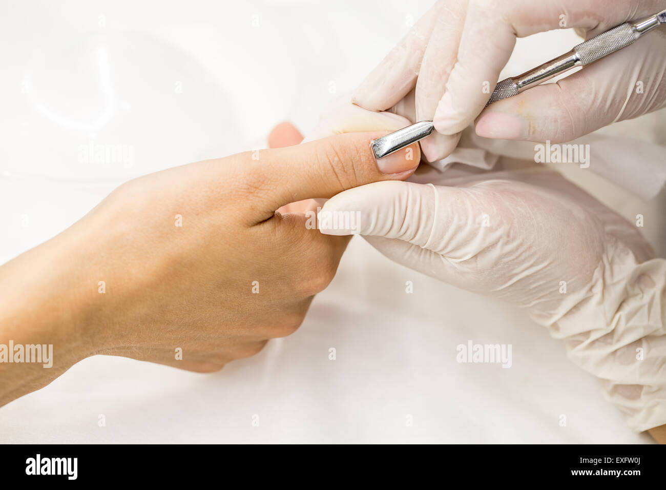 Processo di manicure in un salone di bellezza Foto Stock