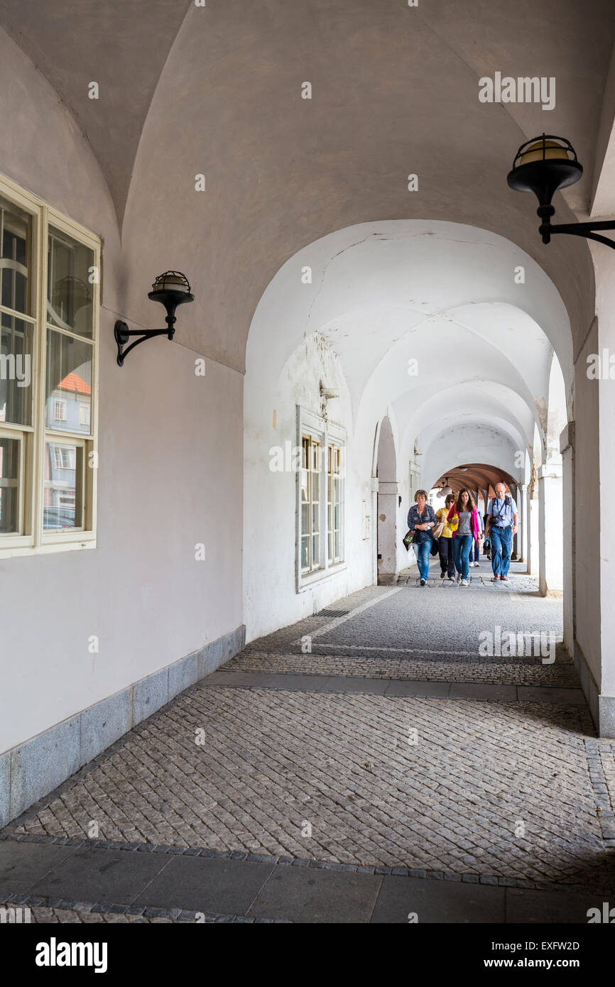 Un medievale lato arcuato-street nel Castello di Praga district, Pohorelec, Hradcany, Praga, Repubblica Ceca Foto Stock