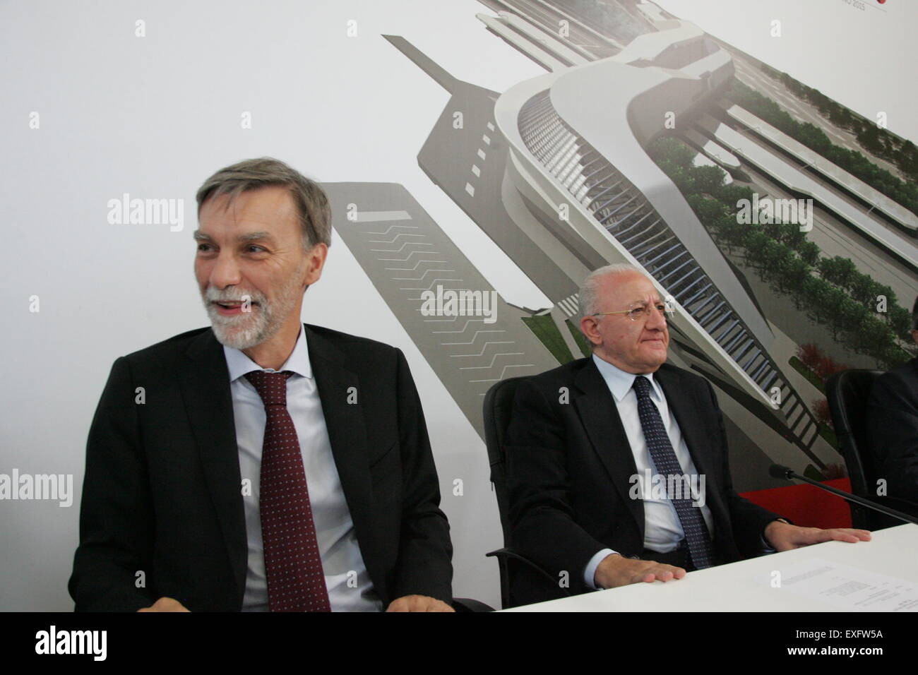 Graziano Delrio Ministro (sinistra) e Vincenzo De Luca (a destra) durante l inaugurazione del nuovo sito che porterà al completamento del treno ad alta velocità ferroviaria progettata da Zaha Hadid Afragola. Foto Stock